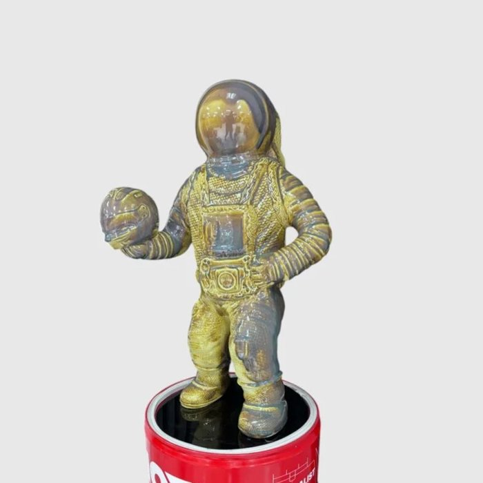 Cerámica japonesa (Astronauta Dorado)
